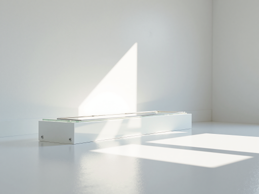 美术馆展厅的长椅视角，墙上挂着一幅抽象画，阳光透过天窗洒在地板上，空无一人