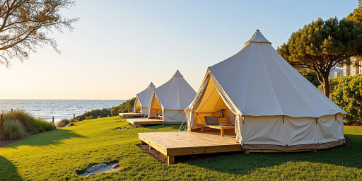 海边露营的照片，帐篷搭建在沙滩上，面向大海，夕阳西下，天空呈现橙红色，海面波光粼粼